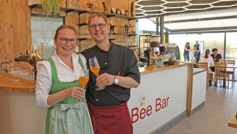 Petra and Roland Heinzle in front of the Bee Bar, &copy; Einhard Giehrl