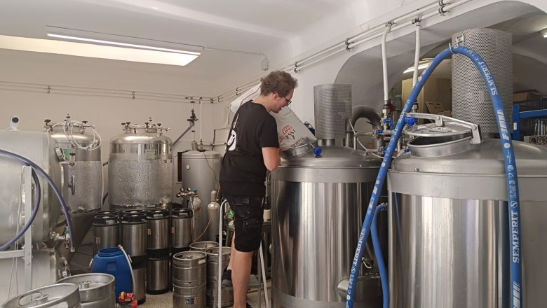 TDR brewing kettle with Baumeister, © Drunken Unicorn Beer Factory