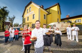 Thomas Hobegger with his team, © Hobegger