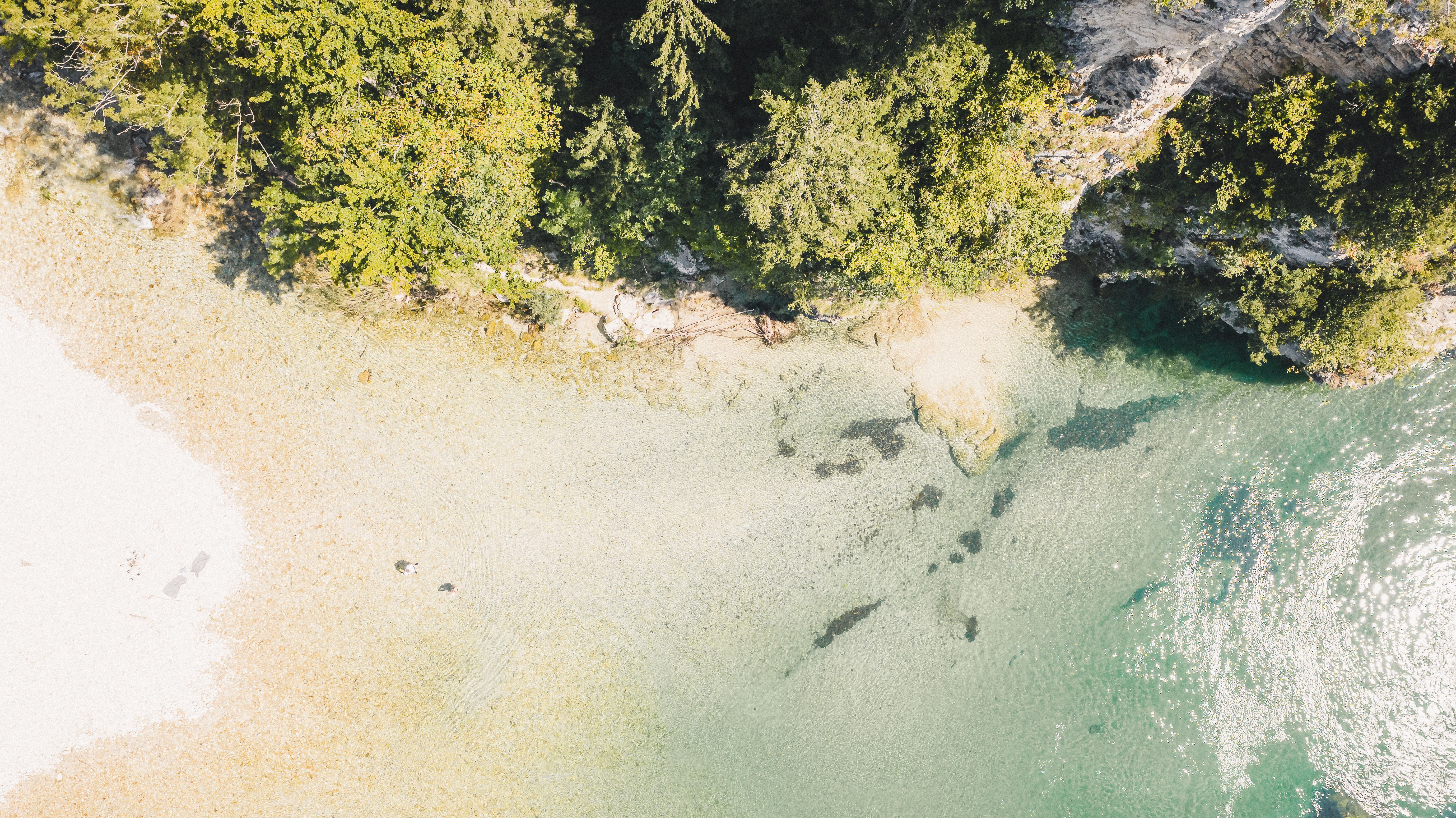 Ruhiges Ufer am Kamp im Kamptal mit bereitliegenden Kanus und SUP-Boards beim Strandbad Plank