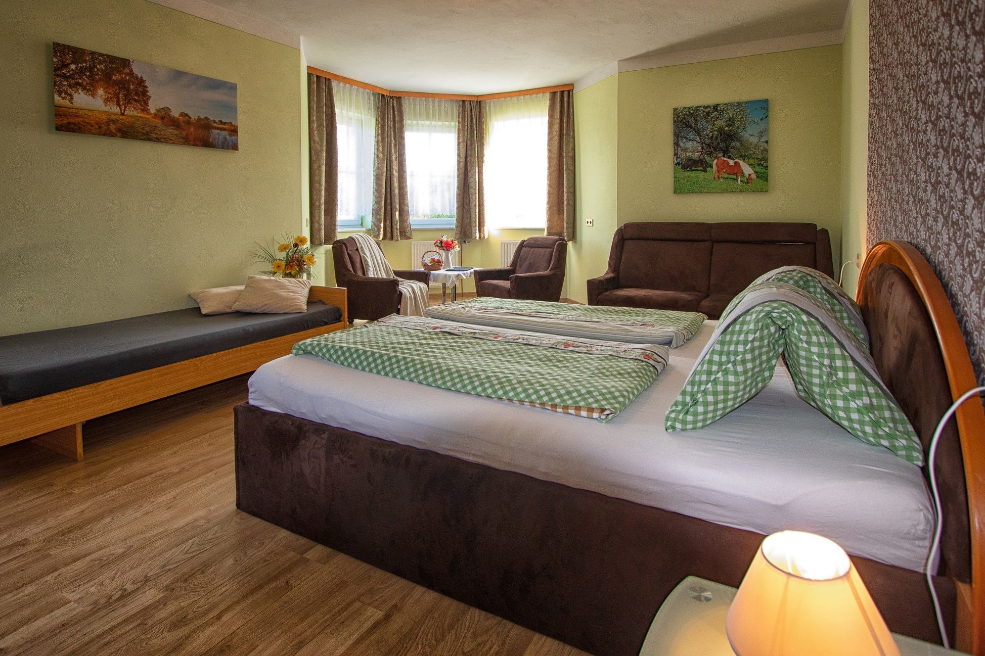 Pokoj s manželskou postelí a pohovkou