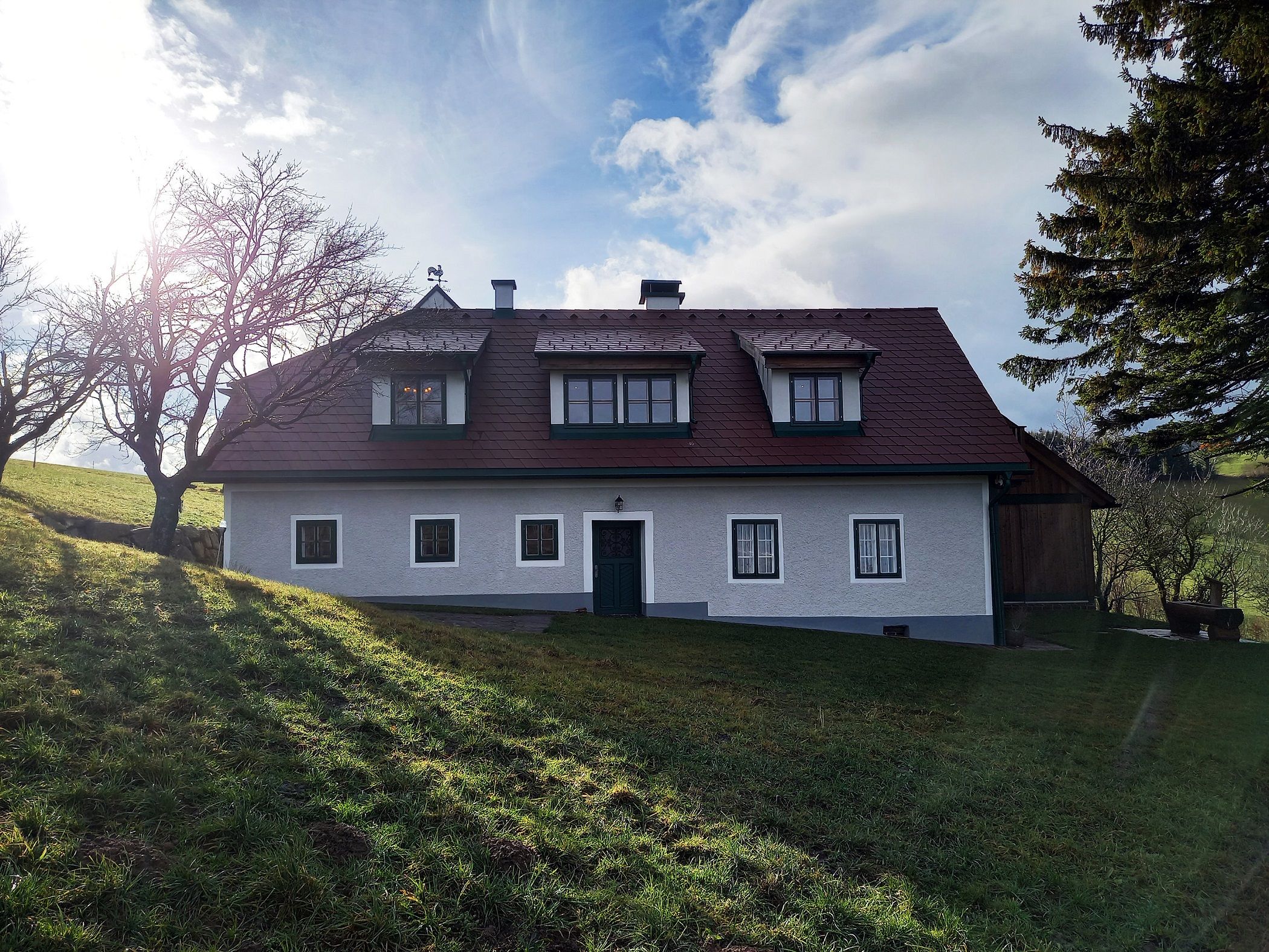 Kámen v dřevěném exteriéru 