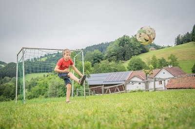 Fussballspielen auf einem besonderen Platz, © Einkehrhof Poggau