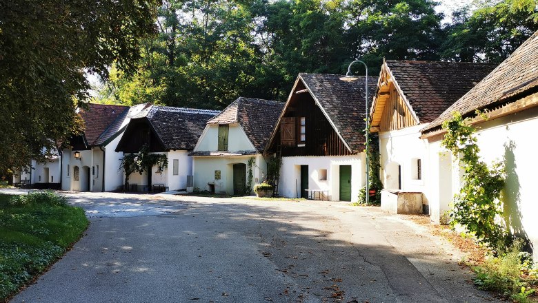 Besondere Kellergasse am Peregriniplatzl, © Weinstraße Weinviertel