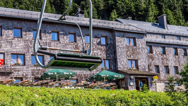 Directly at the summit station: the Ötscherschutzhaus, © Ludwig Fahrnberger