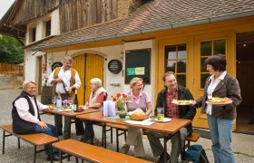 Heurigen snack in front of the house, © Rita Newman