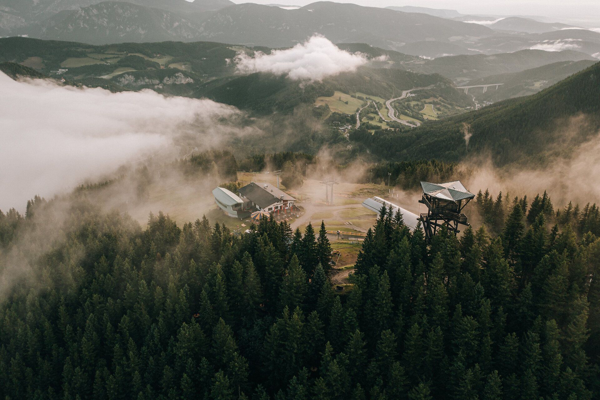 Pohled na horní stanici lanovky Semmering Hirschenkogel s Lichtenštejnským domem.