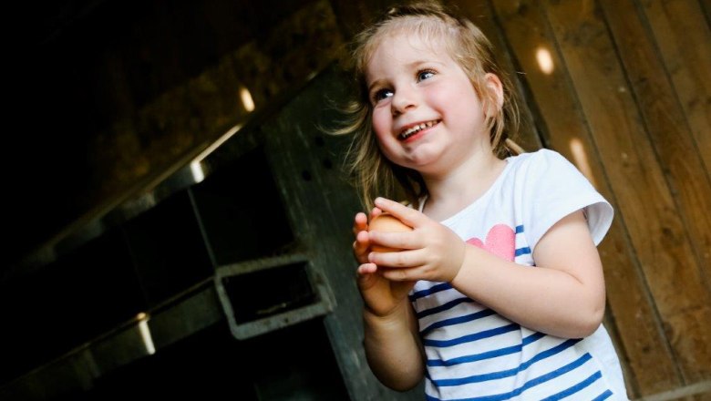 kerndlerhof_child_with_egg_black_royalty, © Schwarz-König