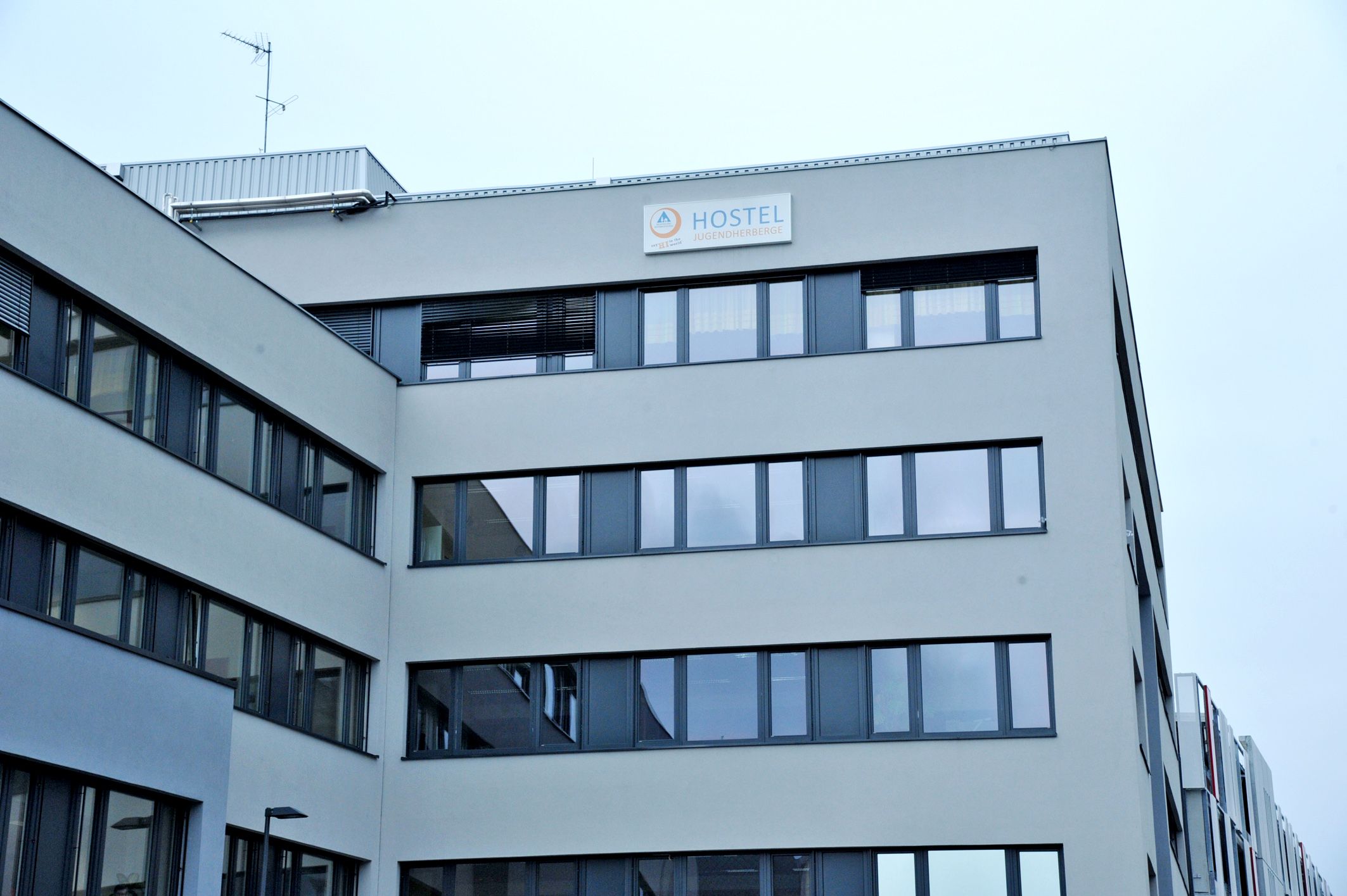 Moderní budova s nápisem "Hostel Jugendherberge".