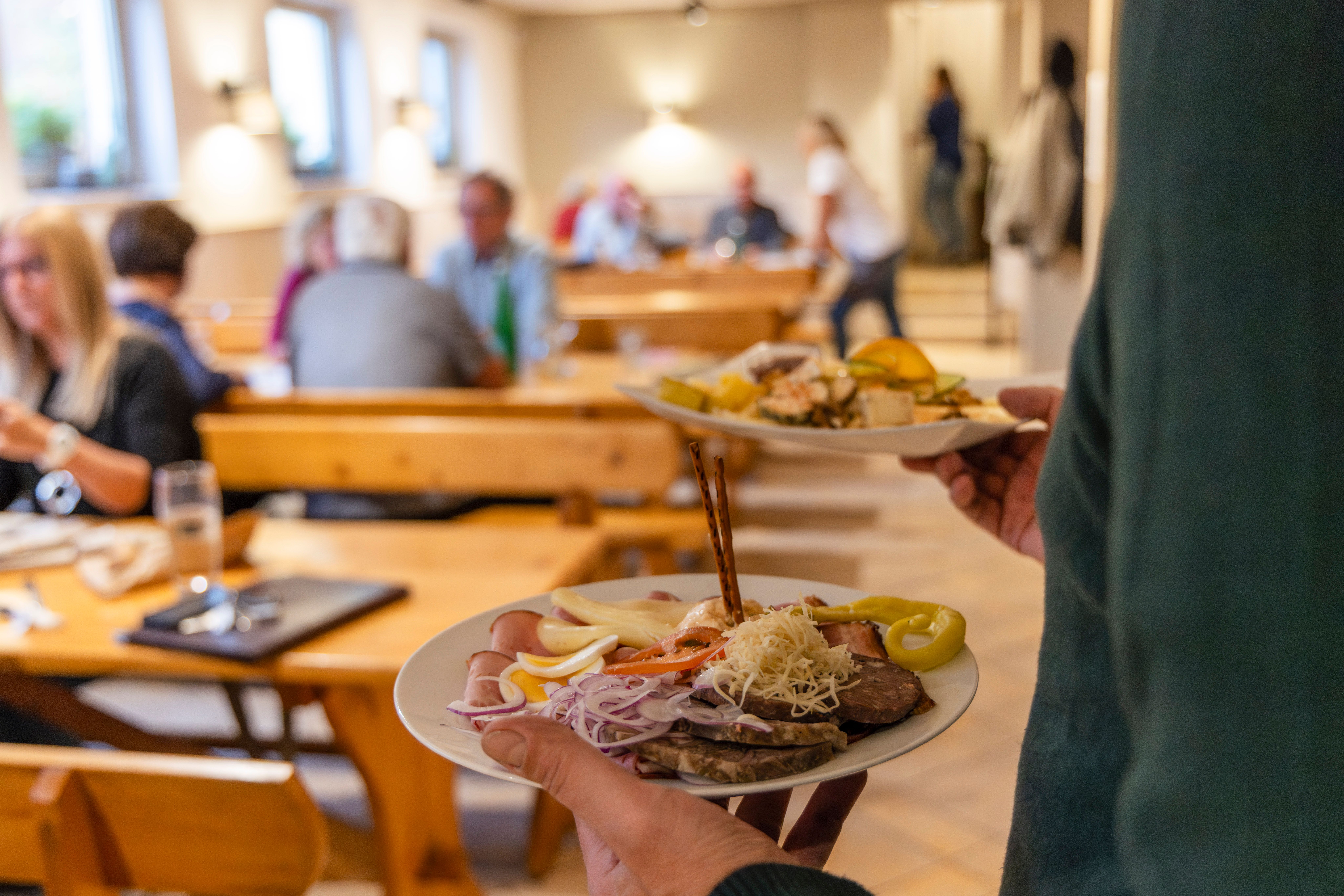 V restauraci se podává talíř Heurigen