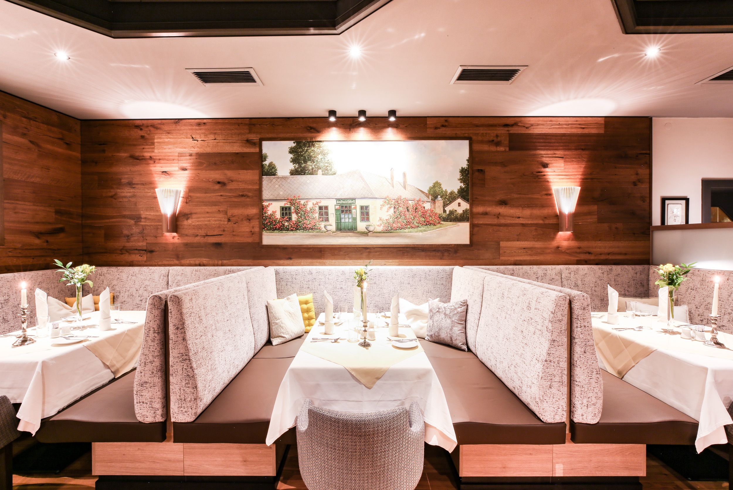 Místa k sezení a prostřený stůl 