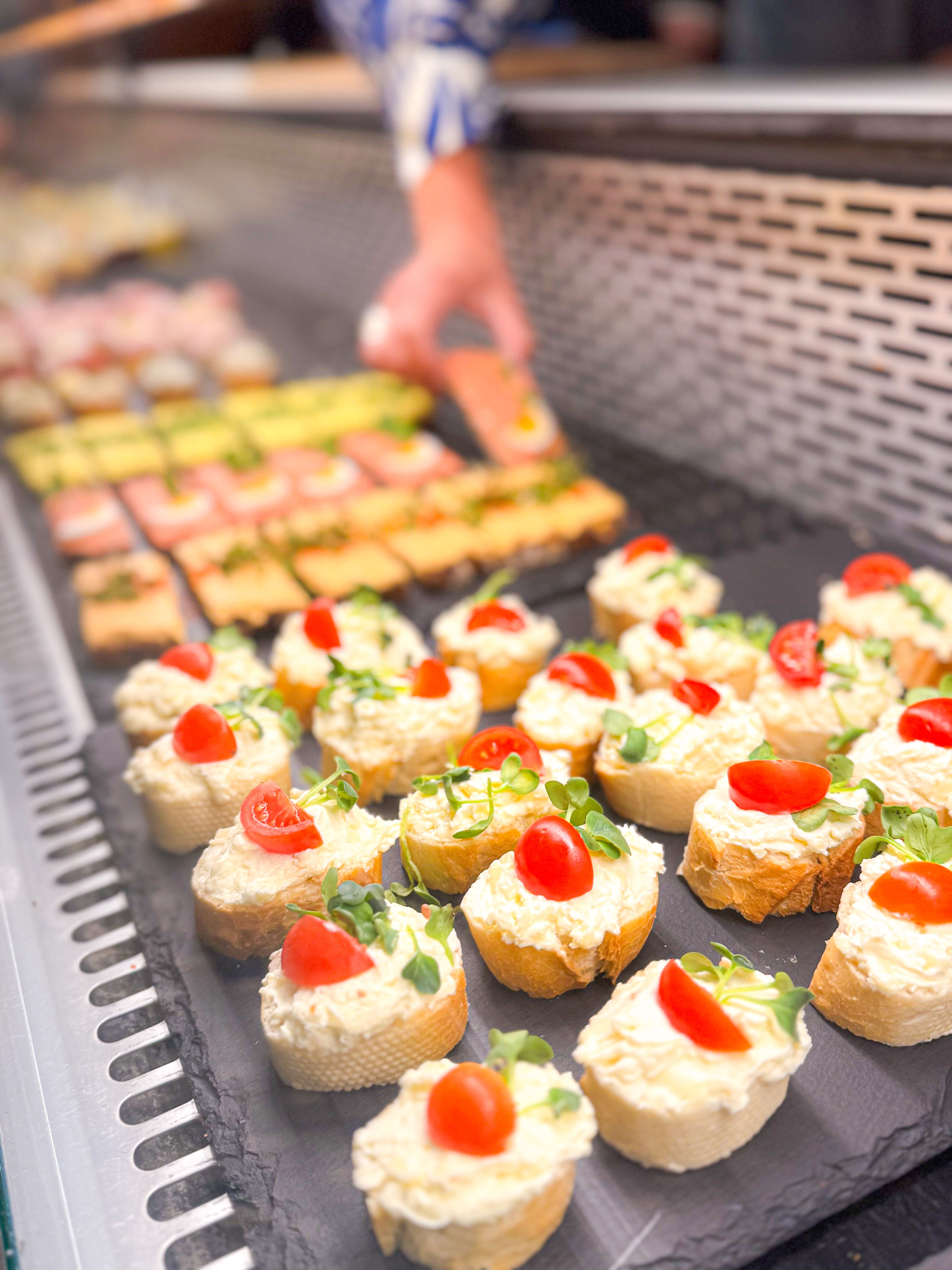 Bageta s pomazánkou a rajčaty