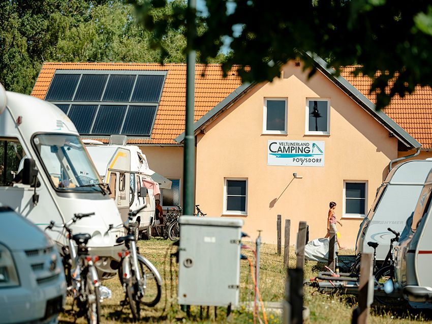Kemp s mobilními domy a sanitární budovou v pozadí.