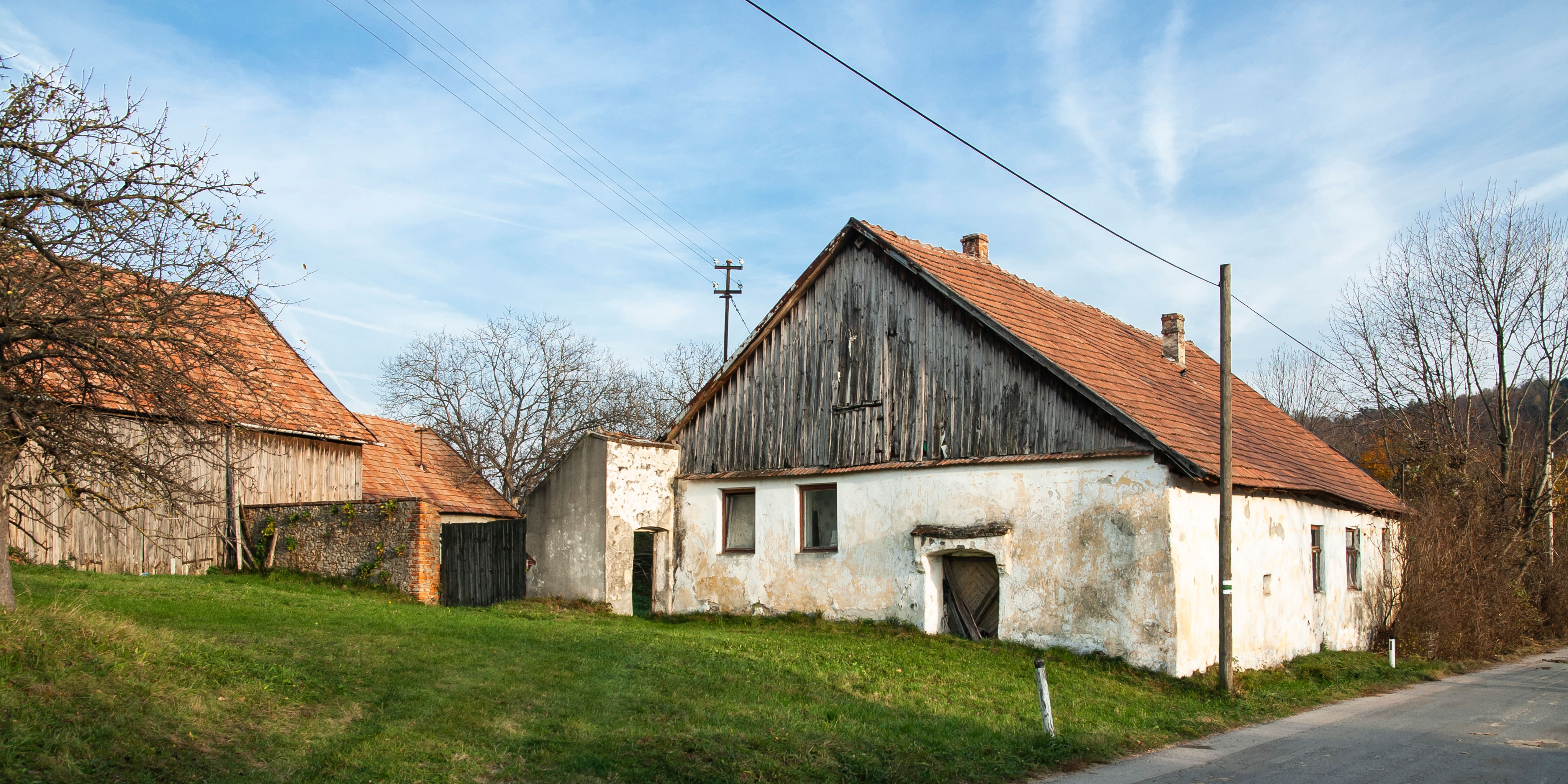 Staré budovy v sklepních uličkách Sieghartskirchen s červenými taškovými střechami a zvětralými fasádami.