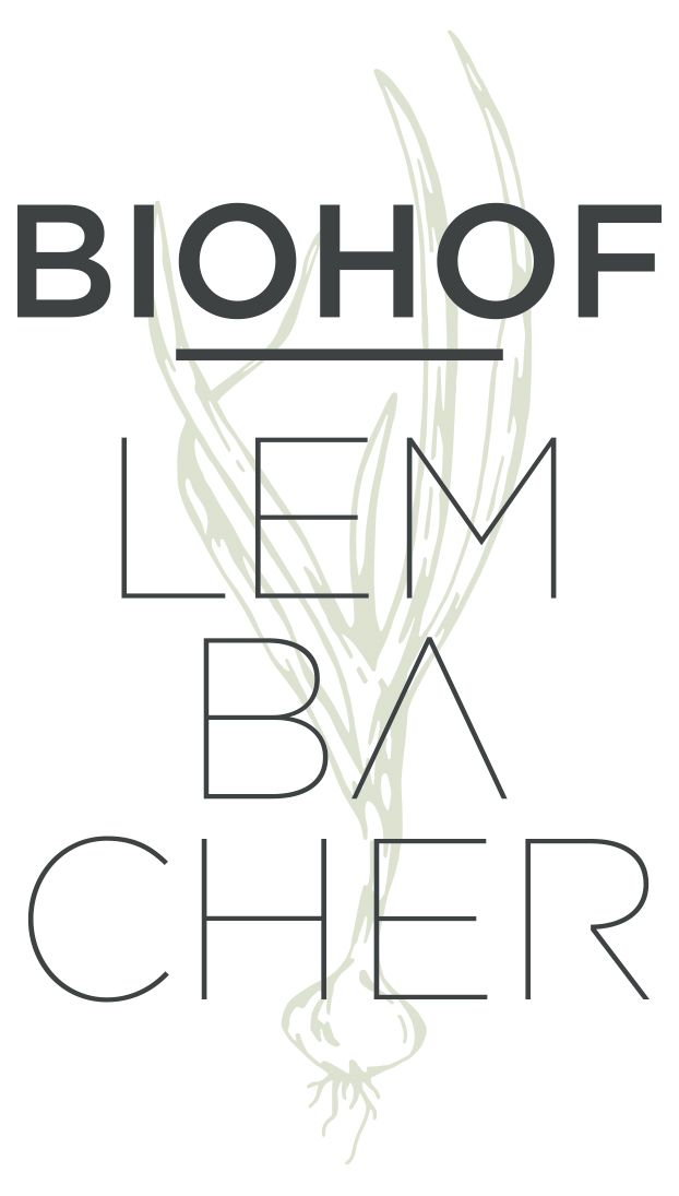 Logo společnosti Biohof Lembacher se stylizovanou rostlinou v pozadí.