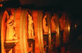 Half barrel row with figures, © Freudhofmaier
