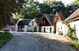 Besondere Kellergasse am Peregriniplatzl, © Weinstraße Weinviertel