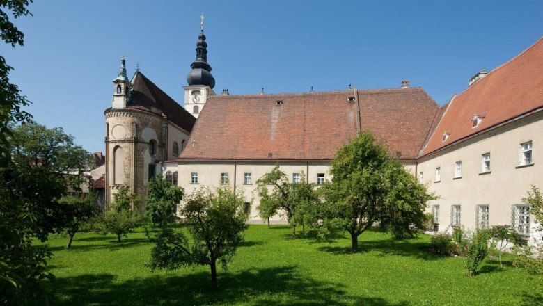 Katedrála St Pölten se zahradou v popředí.
