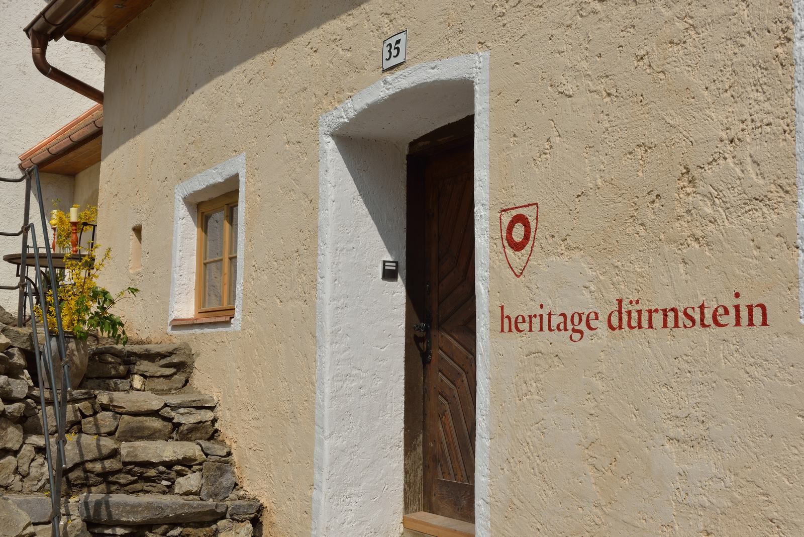 Vchod do historické budovy s označením "heritage dürnstein".