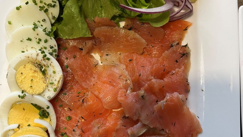 Pokrm pod&aacute;van&yacute; na tal&iacute;ři.