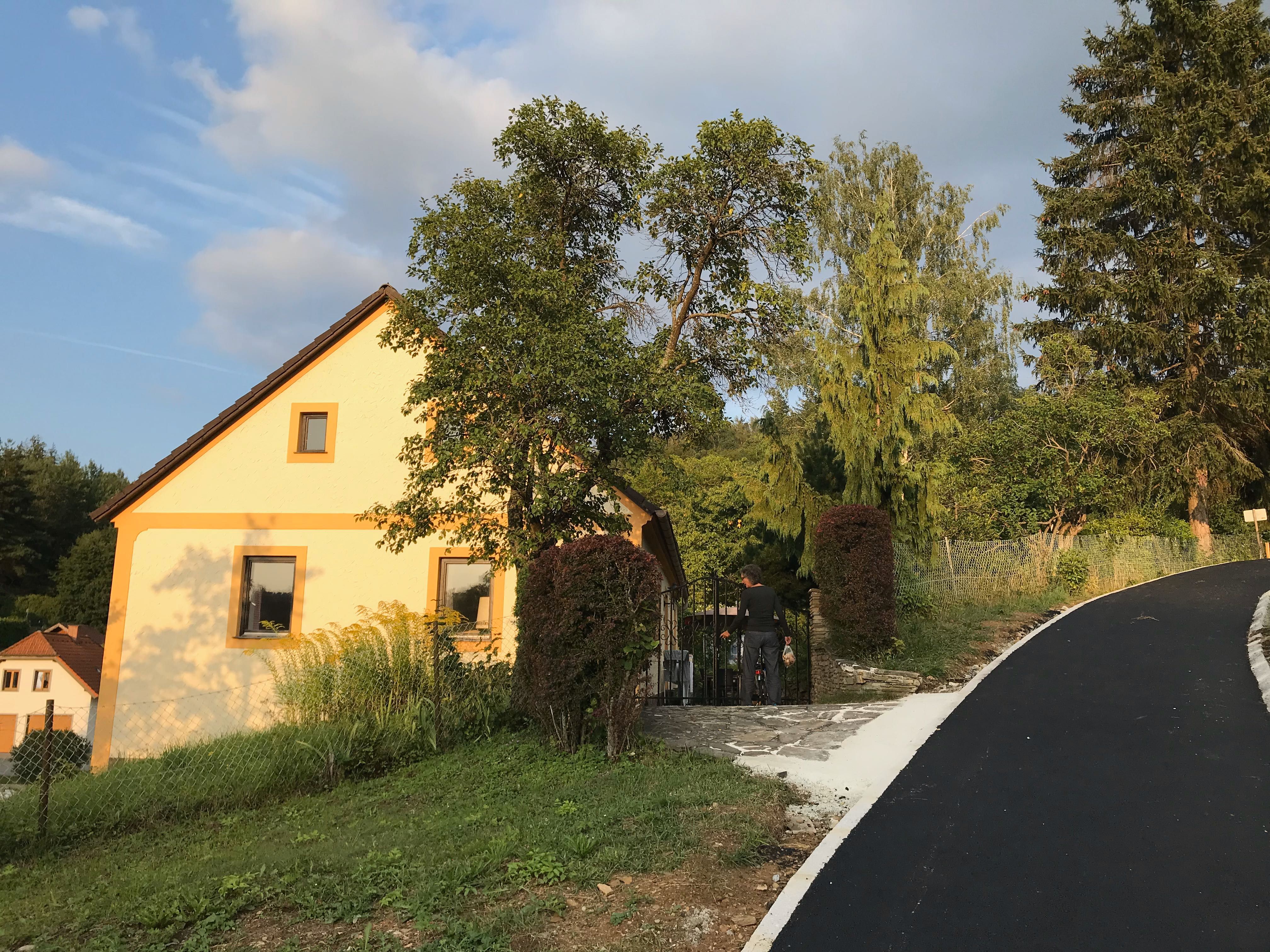 Společná cesta před domem 