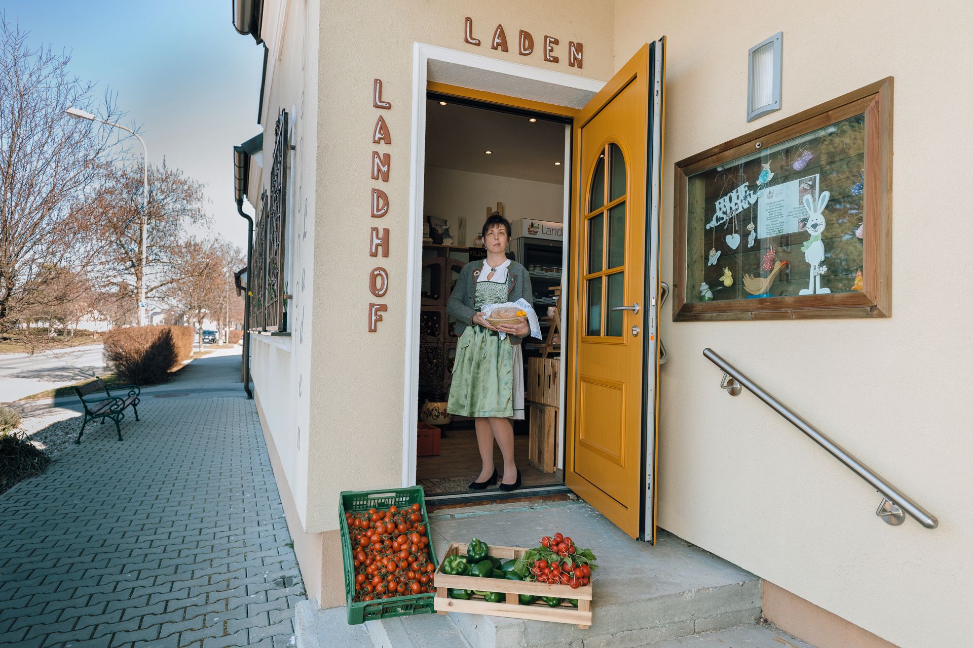 Landhof Laden Kittsee, paní Paradeiszová před obchodem