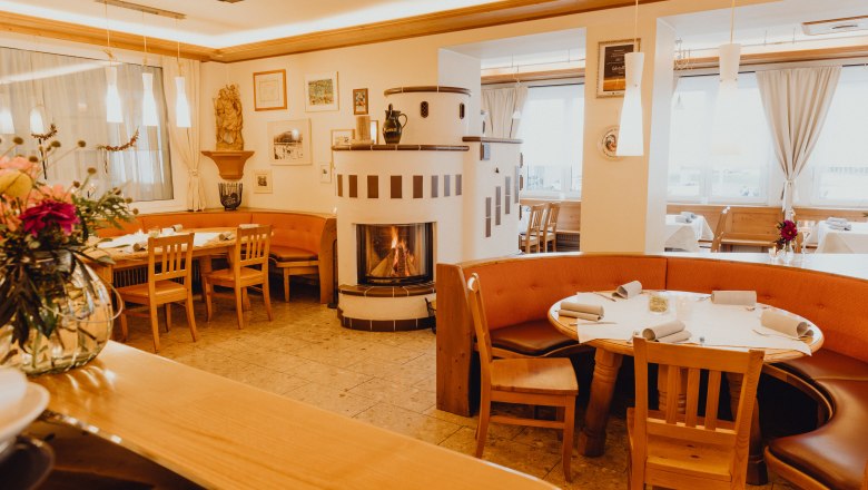 Útulná restaurace s krbem a dřevěným nábytkem ve Vídeňských Alpách.