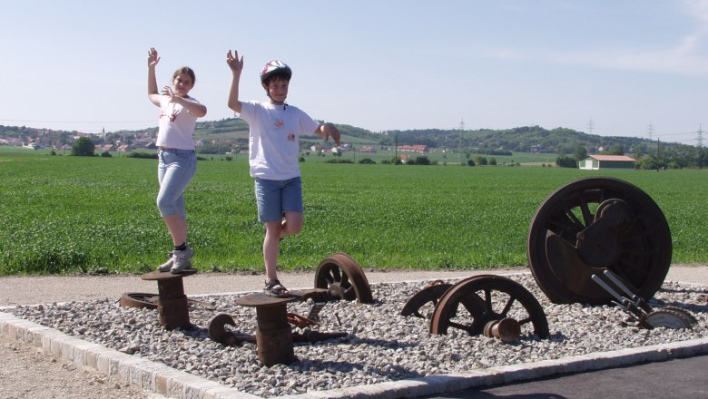 Odpočívadlo s motivem historie železnice, © Otto Semrad