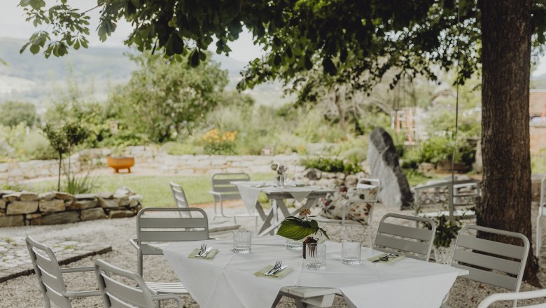 Giving its name: Garden with old chestnut trees, © Niederösterreich-Werbung/Sophie Menegaldo