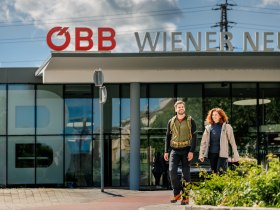 Př&iacute;jezd veřejnosti na n&aacute;draž&iacute; Wiener Neustadt, &copy; Wiener Alpen in Nieder&ouml;sterreich - Bad Erlach