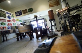 Pohled do interi&eacute;ru muzea pivovaru Wieselburg se star&yacute;m pivovarsk&yacute;m zař&iacute;zen&iacute;m a n&aacute;pisy.