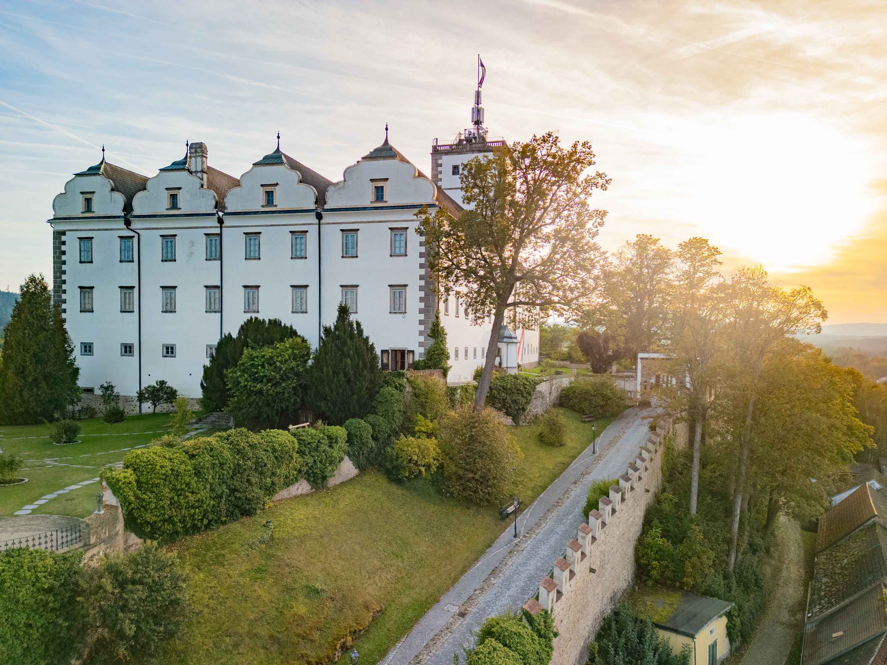 Hrad Weitra s městskými hradbami při západu slunce