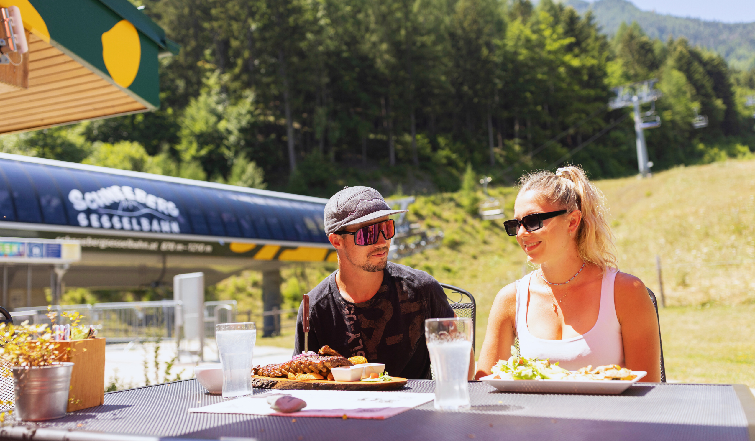 Stravování v hostinci Lahning Inn, terasa vedle stanice lanovky