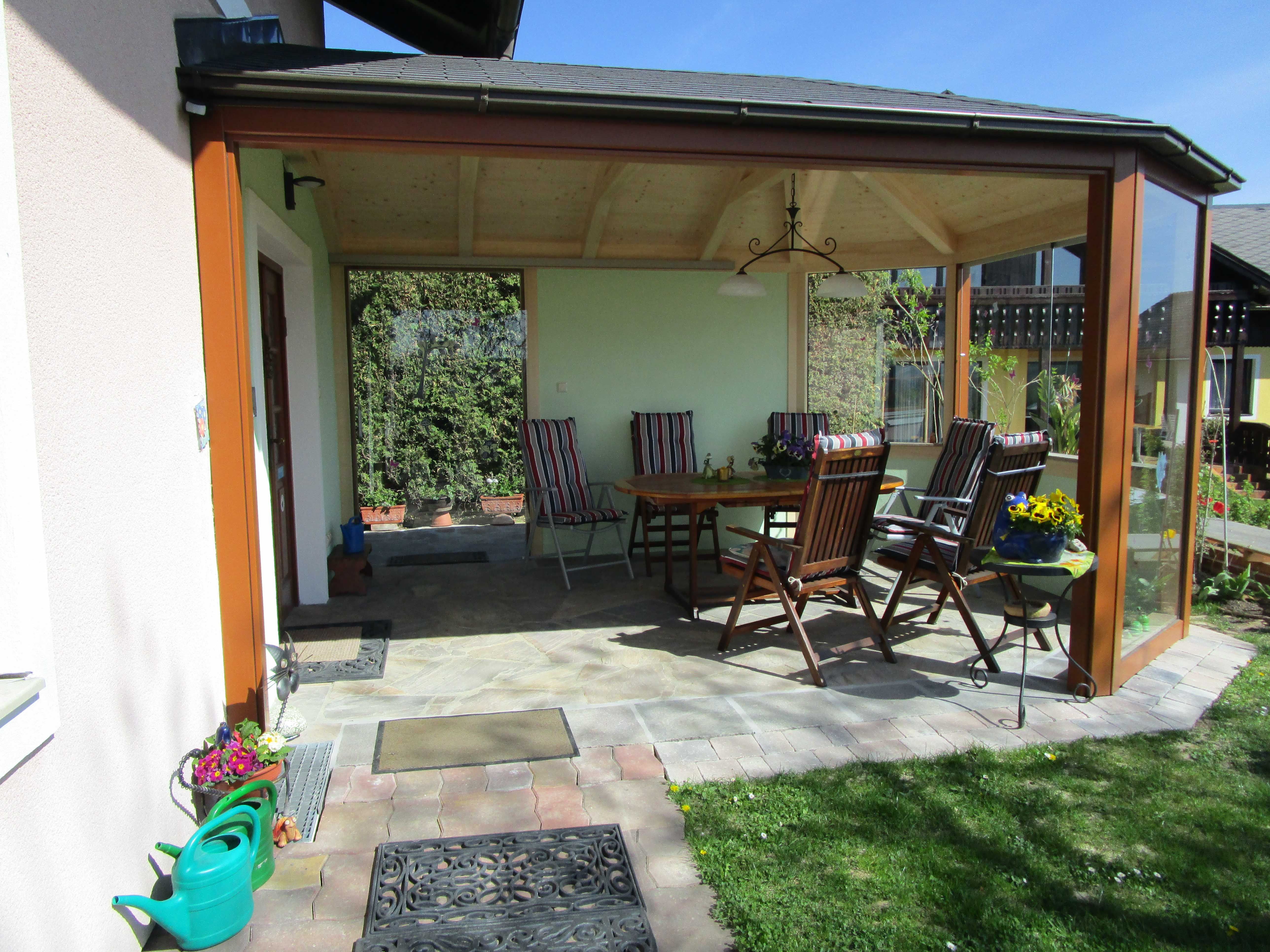 Zimní zahrada se stolem a židlemi