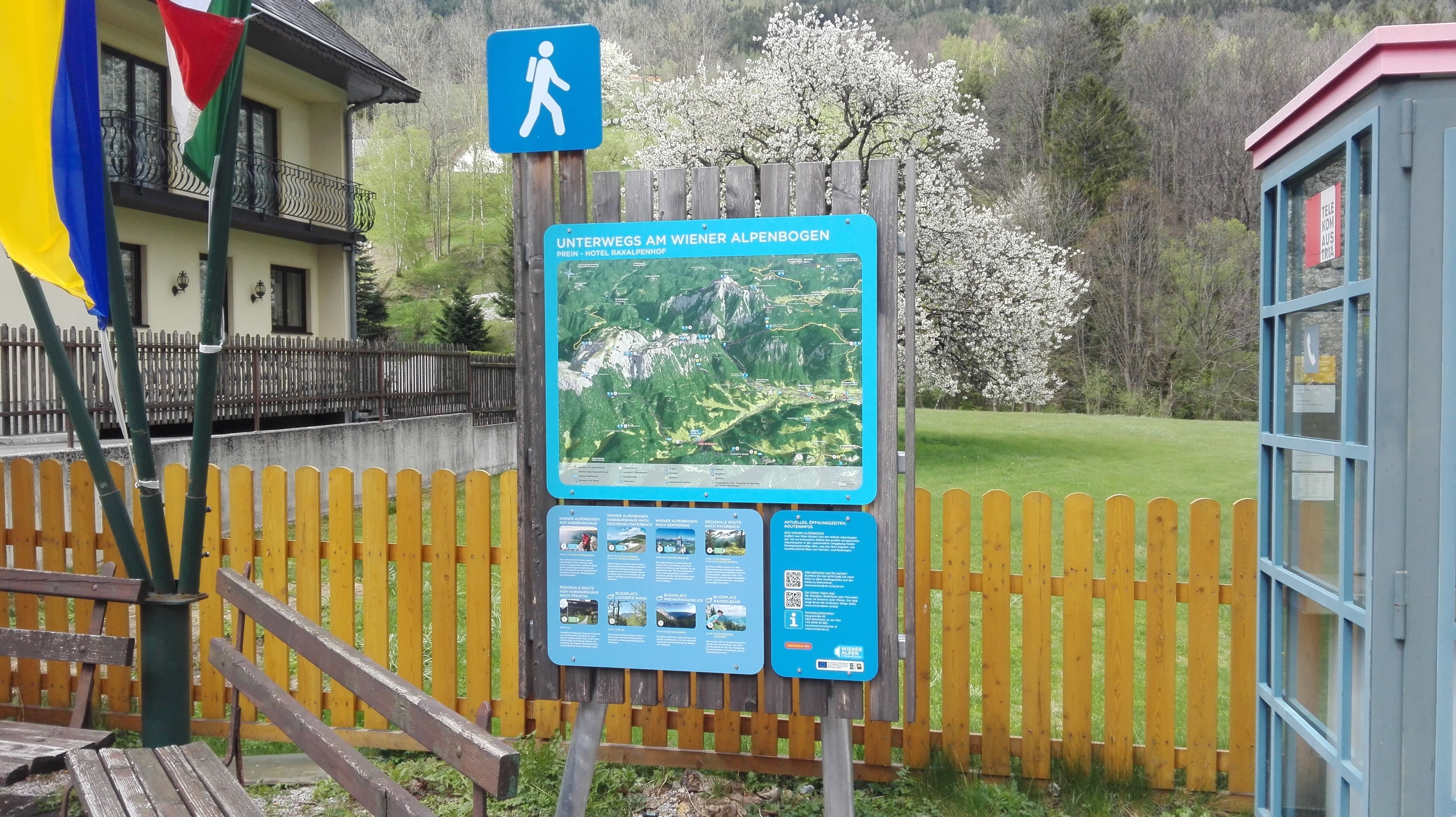 Výchozí bod pěší turistiky Prein s informační tabulí a telefonní budkou.