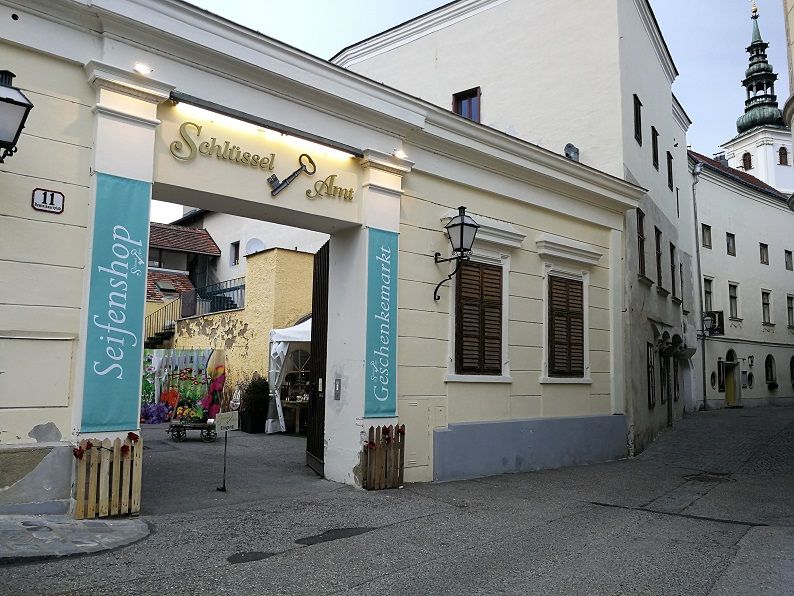 Vchod do klíčové kanceláře s nápisy pro obchod s mýdlem a trh se suvenýry.