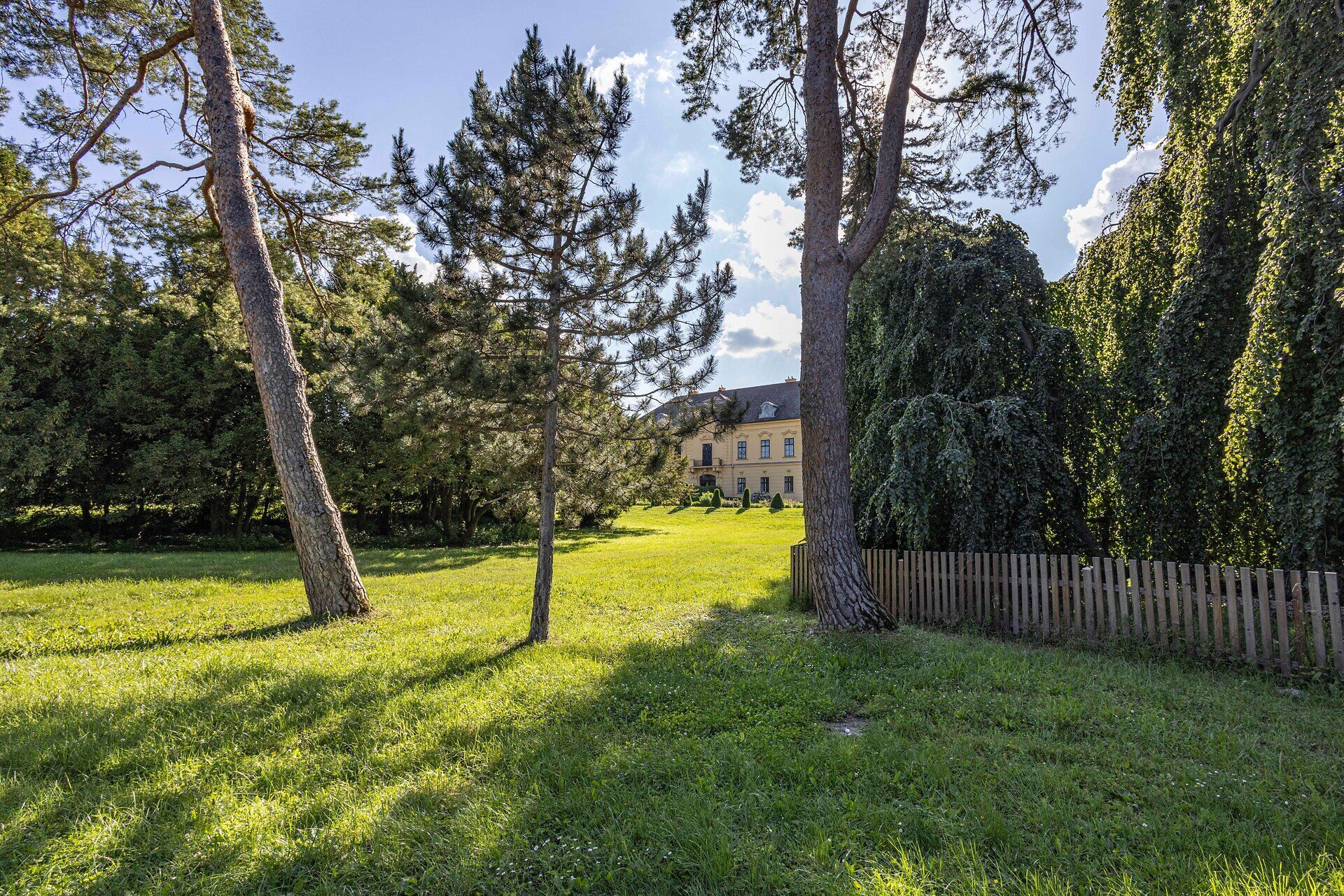 Pohled na zámek Eckartsau ze zámeckého parku. 