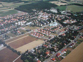 Letecký pohled na Ebergassing s domy a poli.