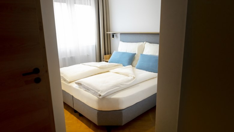 Bedroom, &copy; Denise Lenz