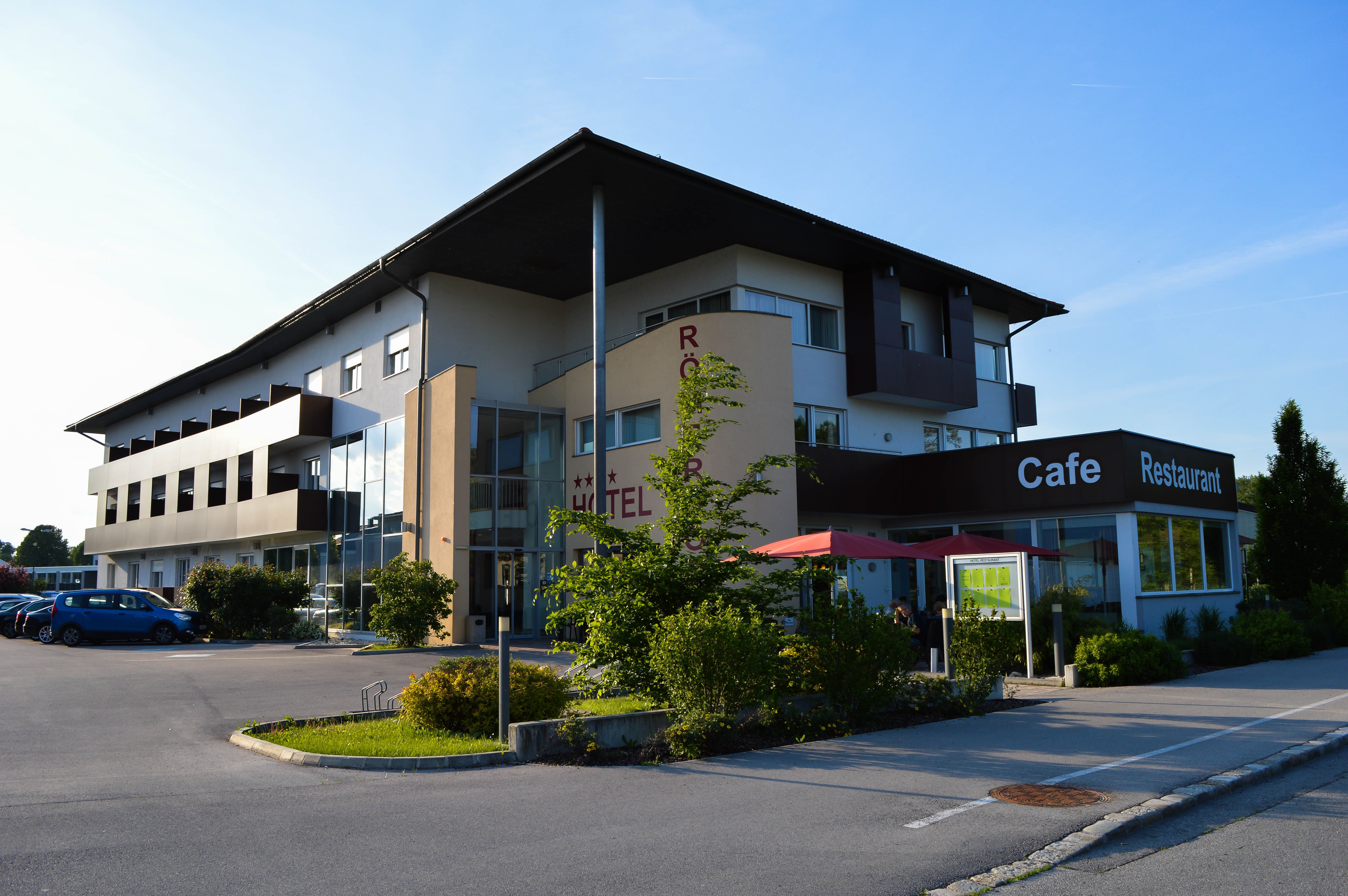 Pohled na hotel zvenčí za pěkného počasí