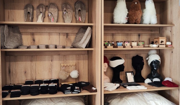 Mobile farm store with lots of cuddly and fragrant products, © Wiener Alpen