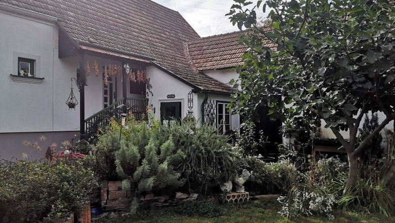 Shards, flowers, leaf and feather, © "Natur im Garten"