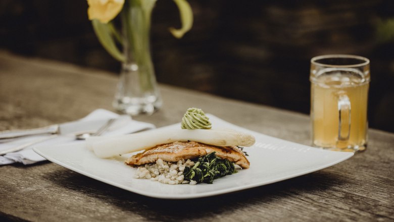 Tender fish meets crunchy asparagus, &copy; Nieder&ouml;sterreich Werbung/Sophie Menegaldo