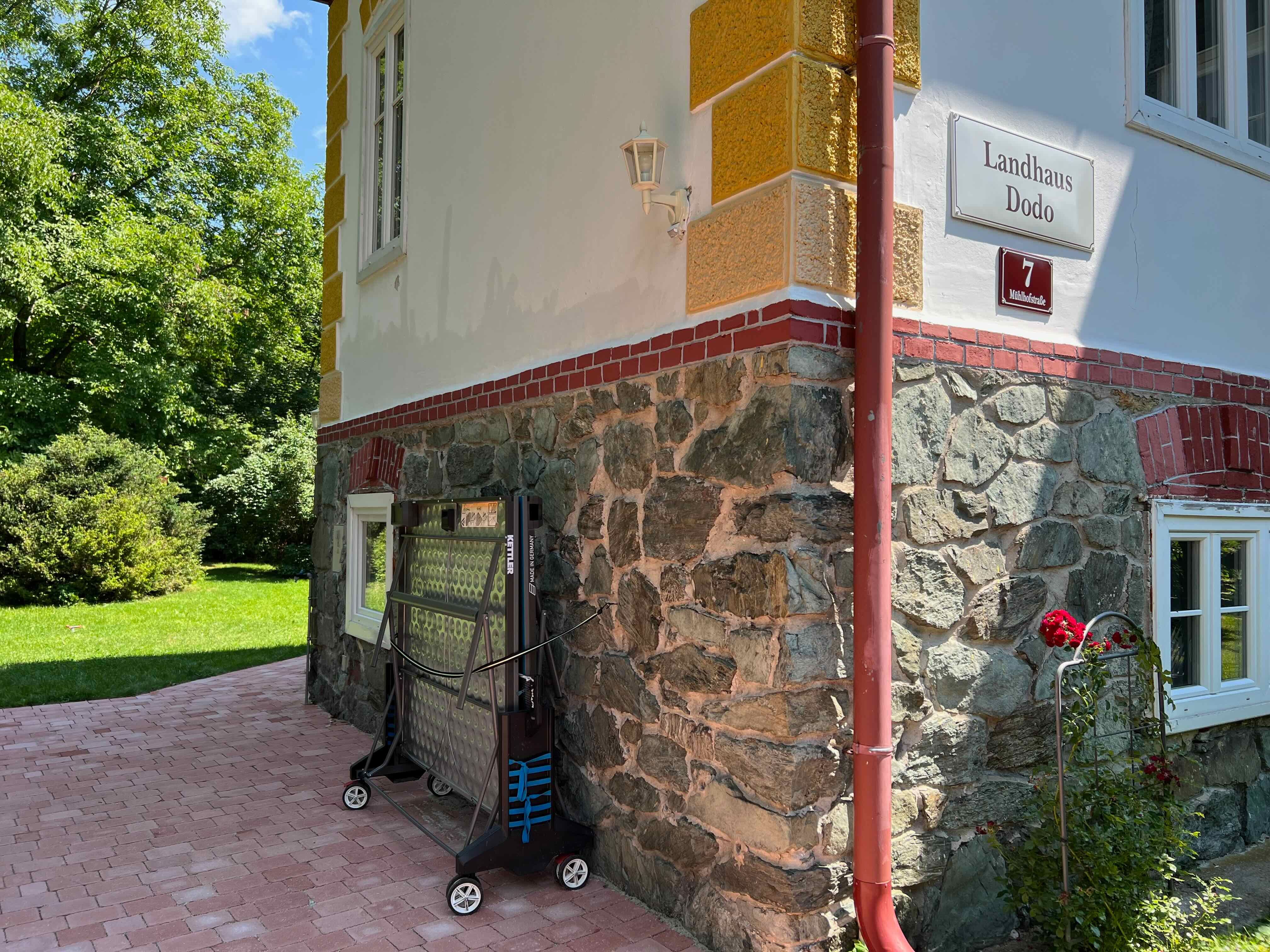 Vnější pohled na budovu s označením "Landhaus Dodo".