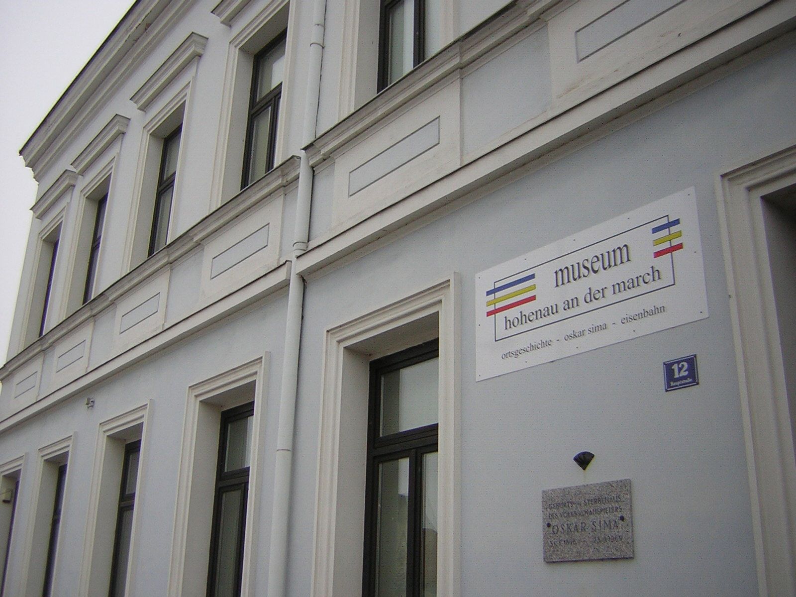 Fasáda muzea Hohenau an der March s nápisem a pamětní deskou.