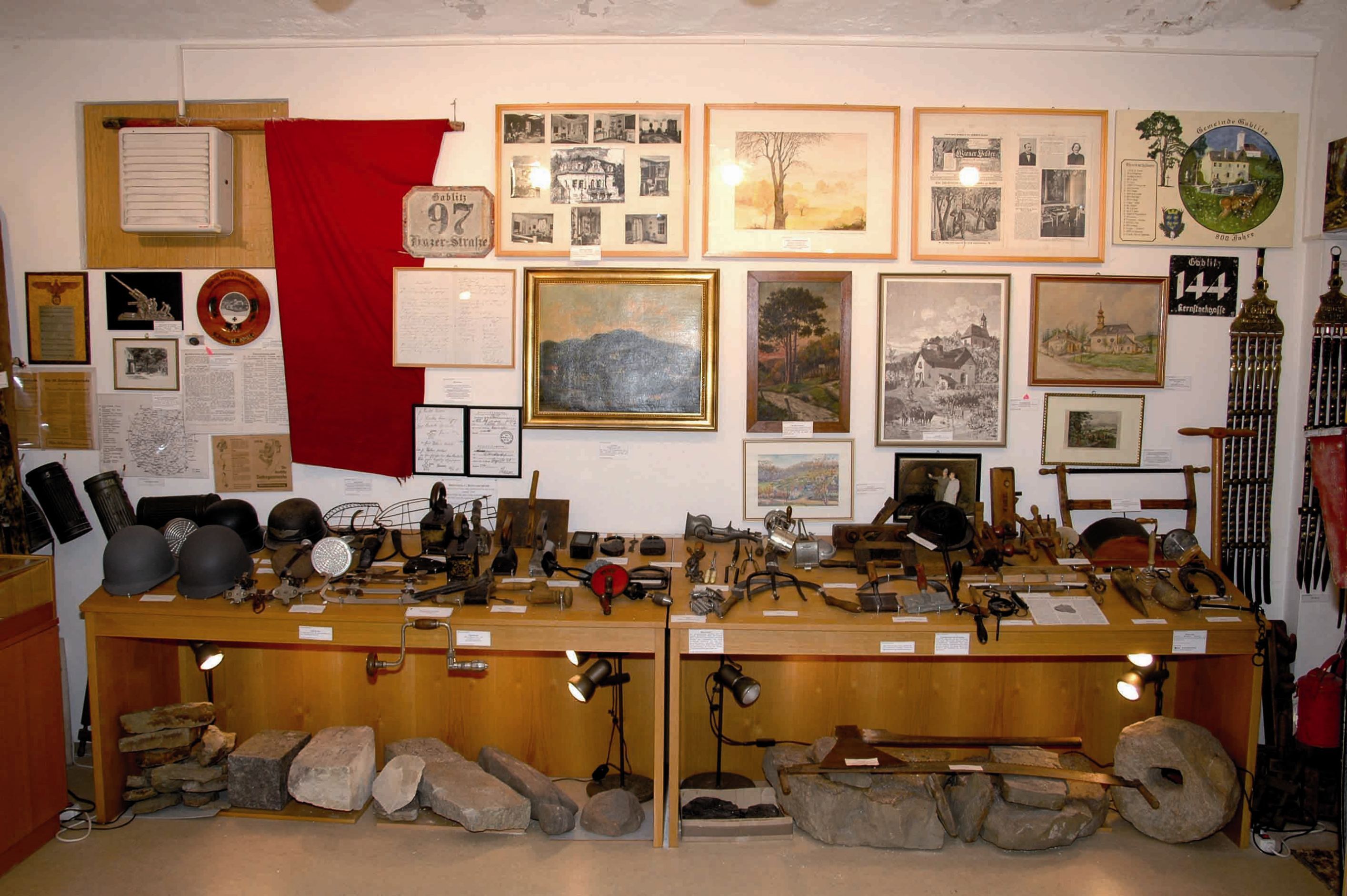 Výstava v místním muzeu Gablitz s historickými nástroji a fotografiemi.