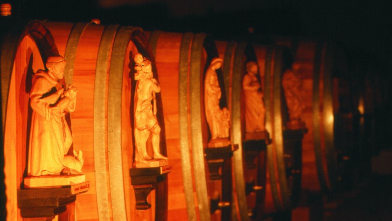 Half barrel row with figures, © Freudhofmaier