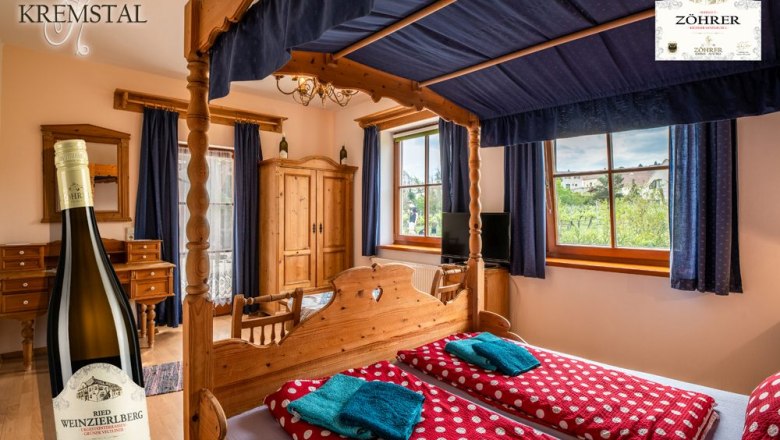 Room no. 3 four-poster bed, © Weingut Zöhrer