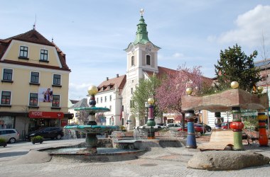 Hlavní náměstí ve Zwettlu s Hundertwasserovou kašnou, © Stadtgemeinde Zwettl, Monika Prinz