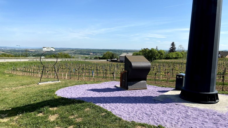 Relaxing in a beach chair on the purple sand of Maissau, © Weinstraße Weinviertel